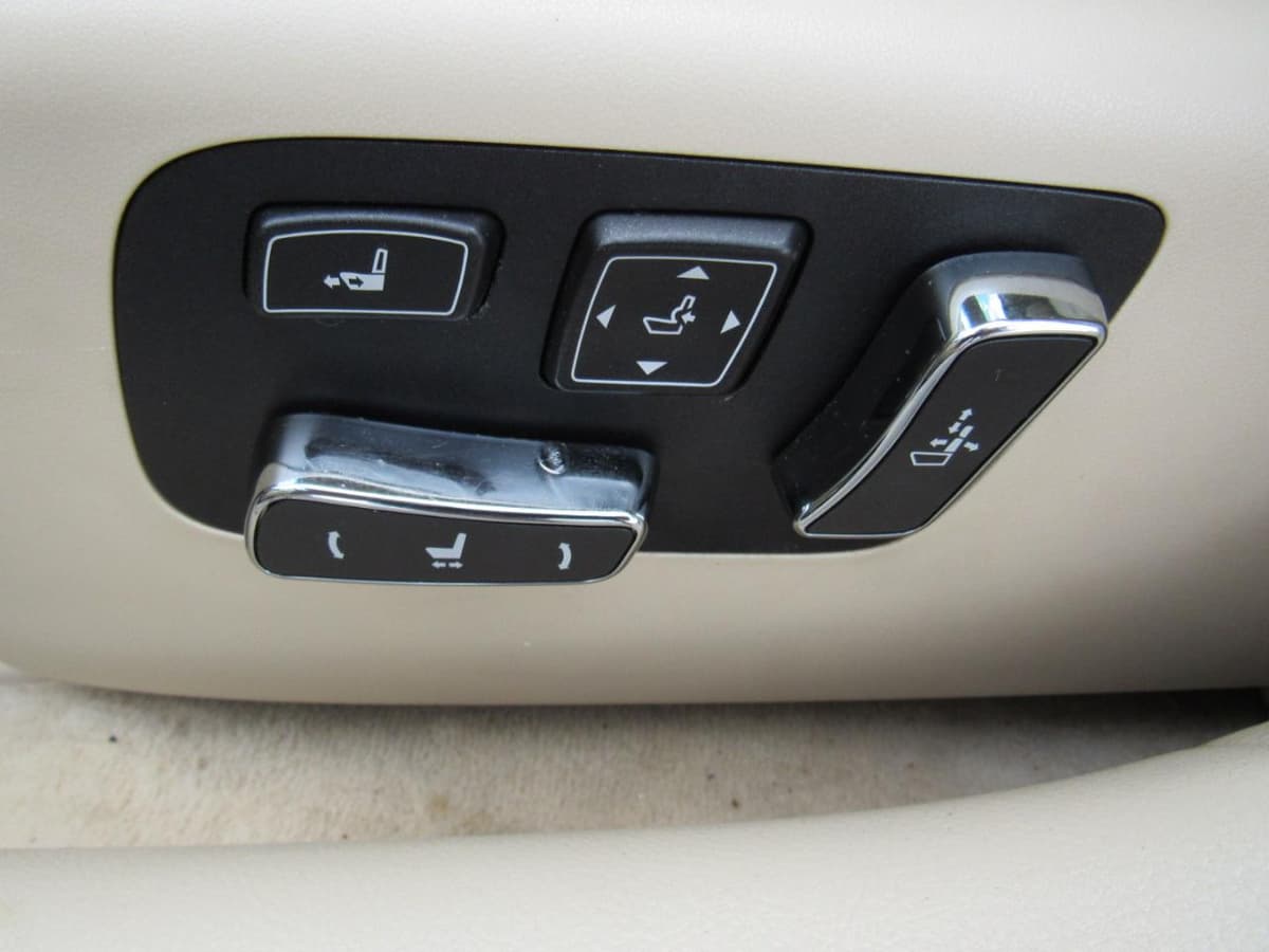 2014 Lexus LS - Image 35