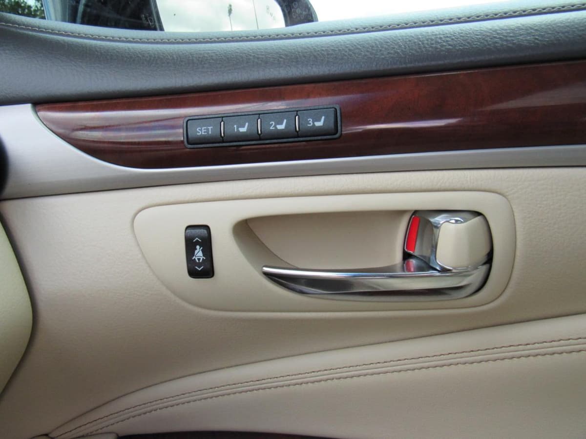 2014 Lexus LS - Image 36