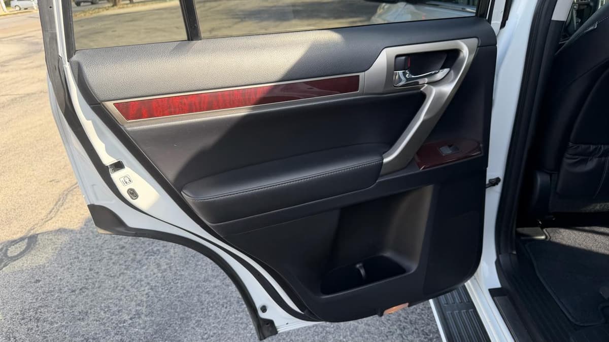 2017 Lexus GX - Image 9