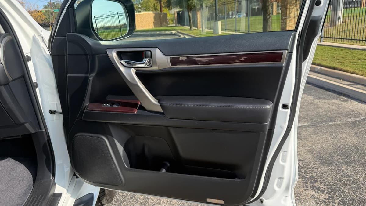 2017 Lexus GX - Image 13
