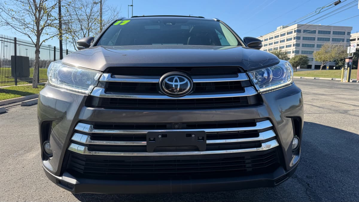 2017 Toyota Highlander - Image 1