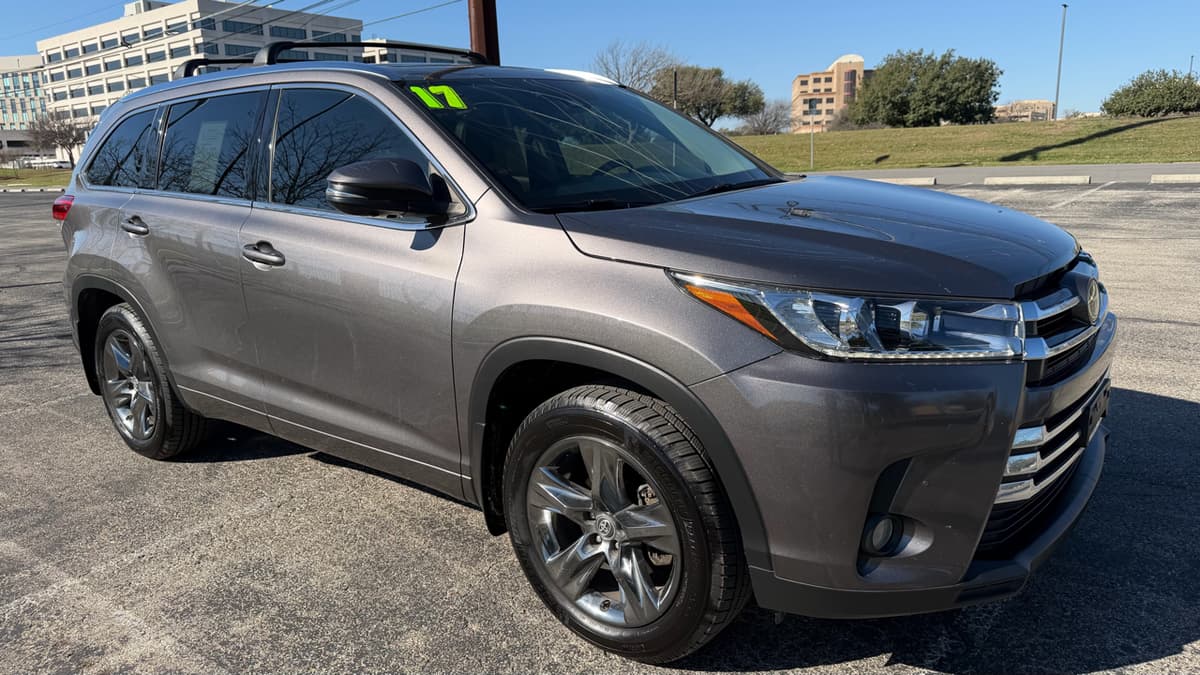 2017 Toyota Highlander - Image 2