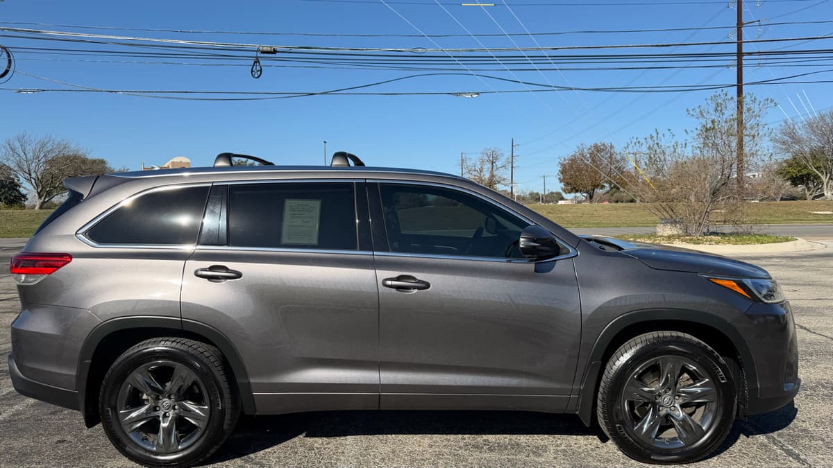 2017 Toyota Highlander - Image 3