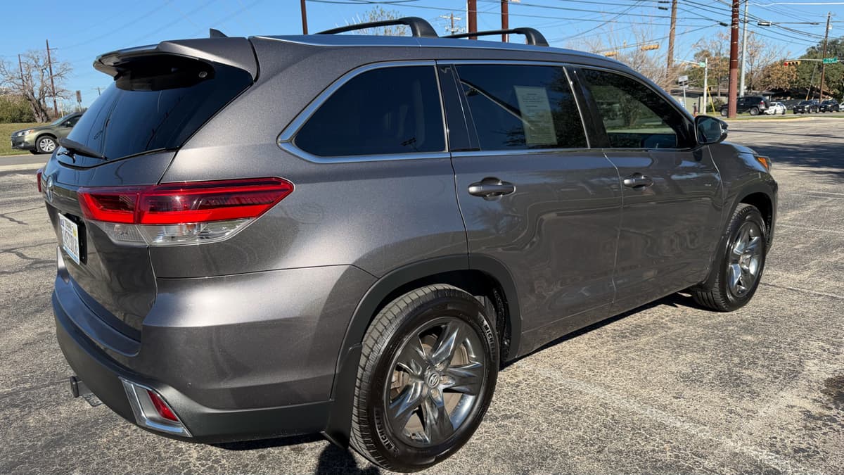 2017 Toyota Highlander - Image 4