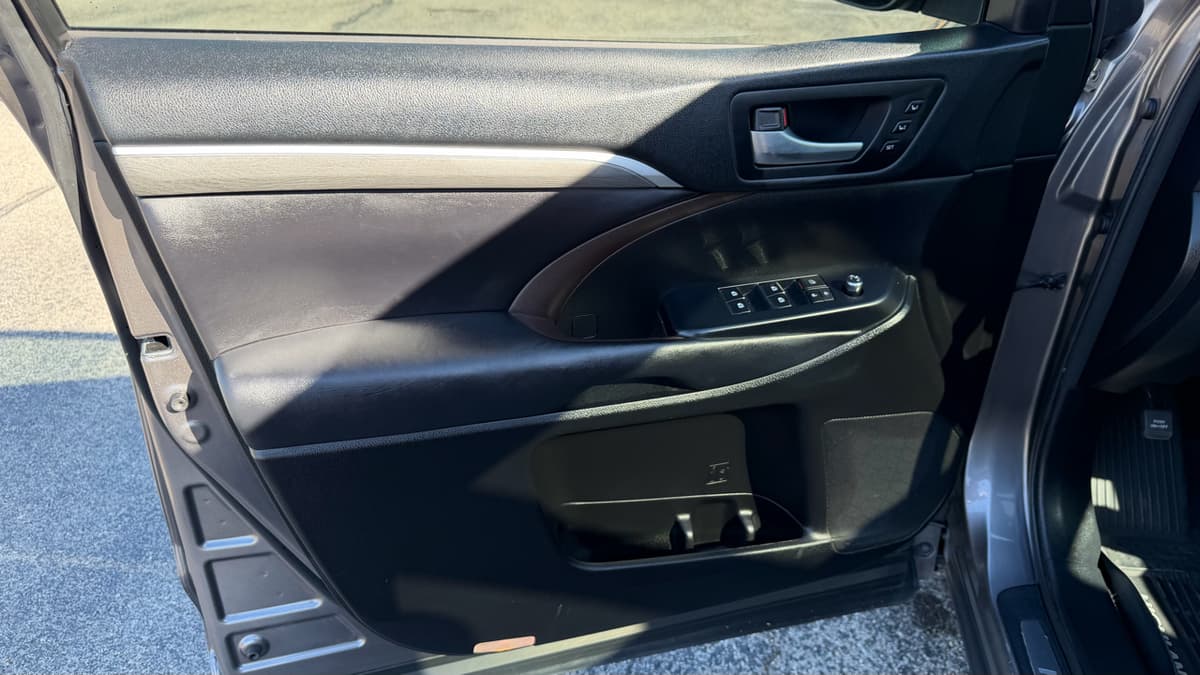 2017 Toyota Highlander - Image 8