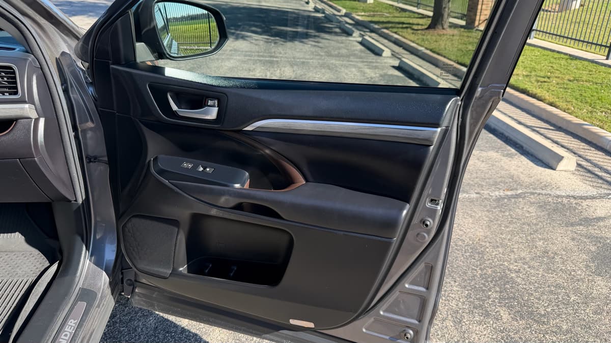 2017 Toyota Highlander - Image 11