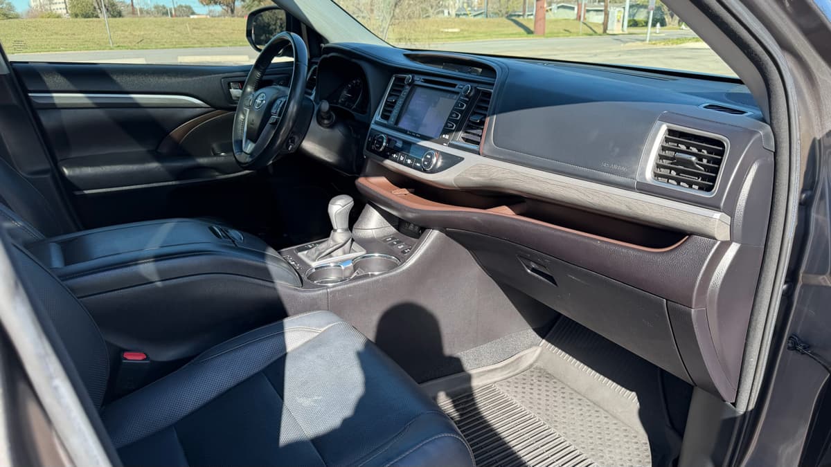 2017 Toyota Highlander - Image 12