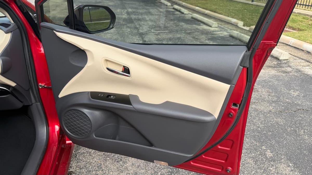 2018 Toyota Prius - Image 12