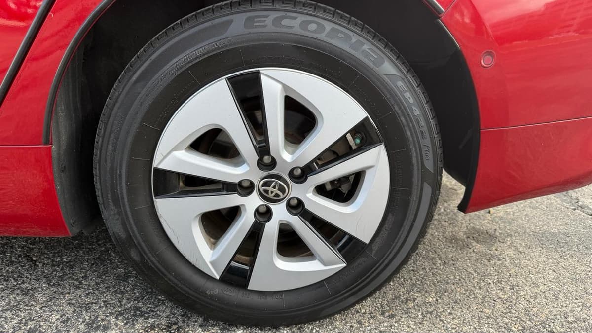 2018 Toyota Prius - Image 32