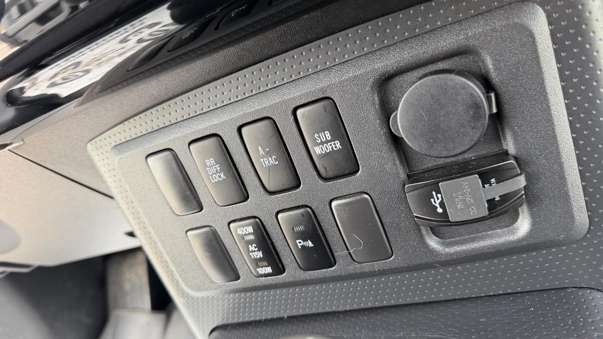 2007 TOYOTA FJ - Image 25