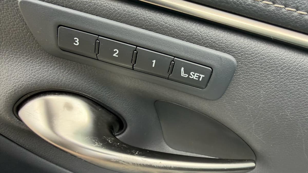 2021 LEXUS ES - Image 24