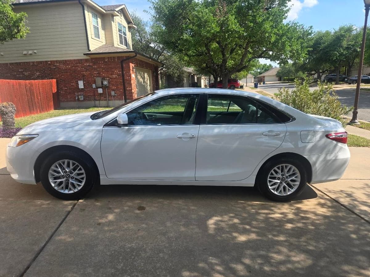 2017 TOYOTA Camry - Image 2