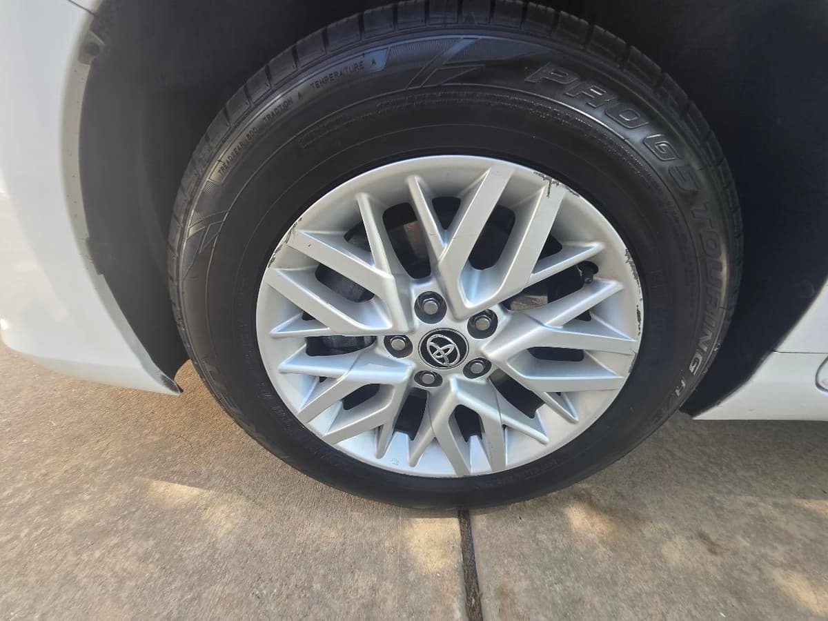 2017 TOYOTA Camry - Image 19