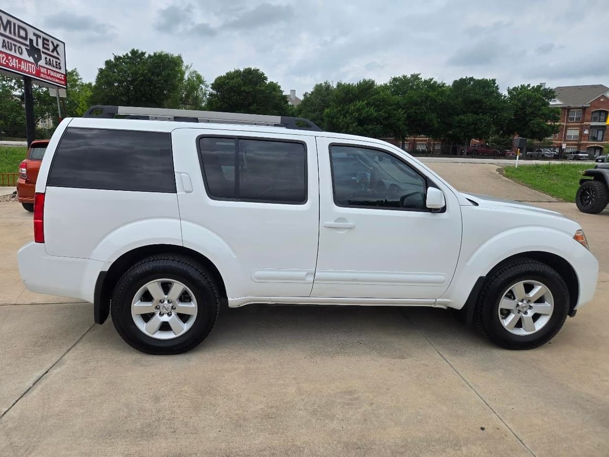 2011 NISSAN Pathfinder - Image 2