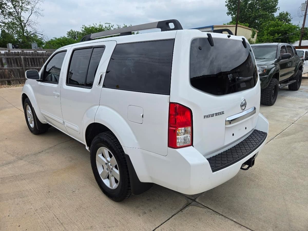 2011 NISSAN Pathfinder - Image 4