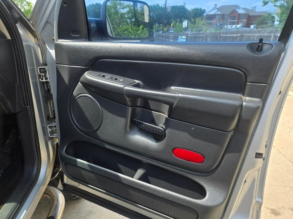 2005 DODGE Ram - Image 12