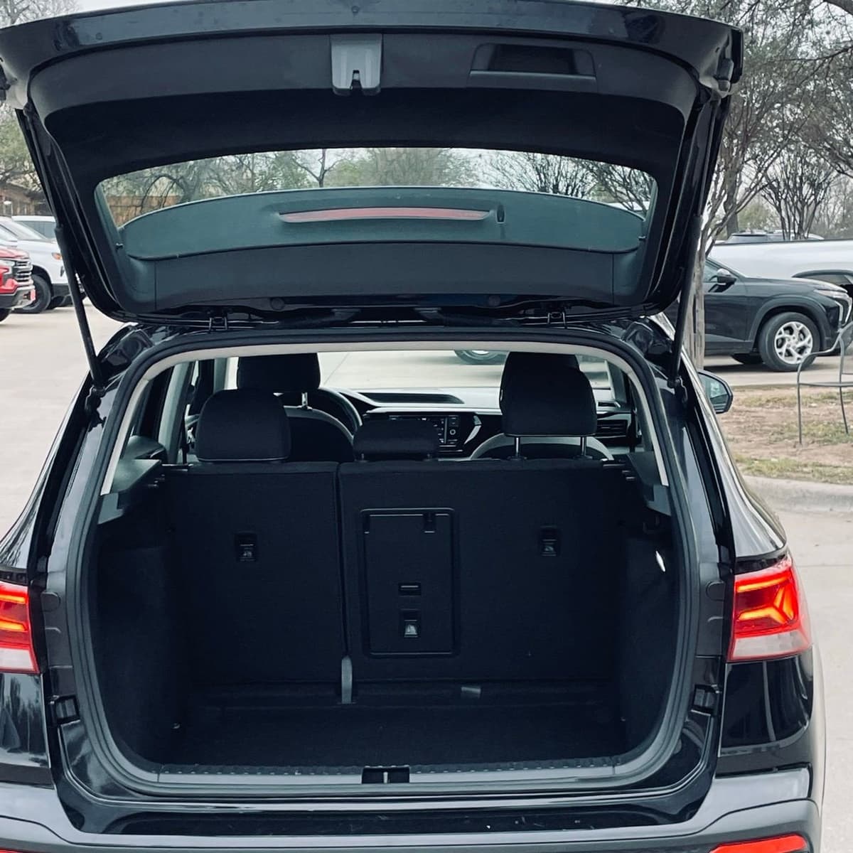 2024 Volkswagen Taos - Image 23