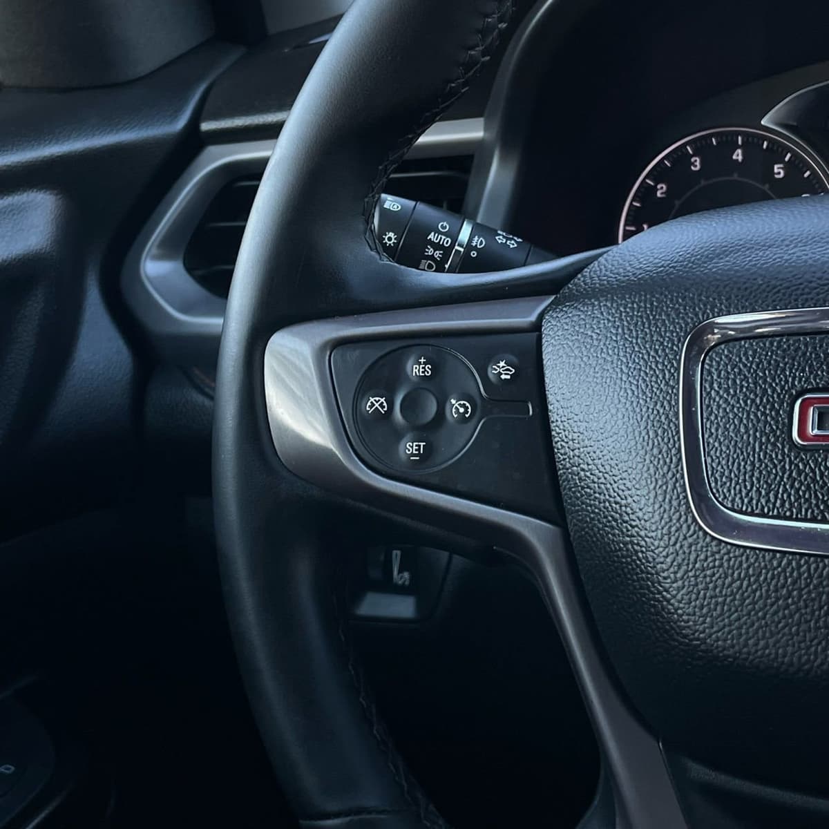 2023 GMC Acadia - Image 14