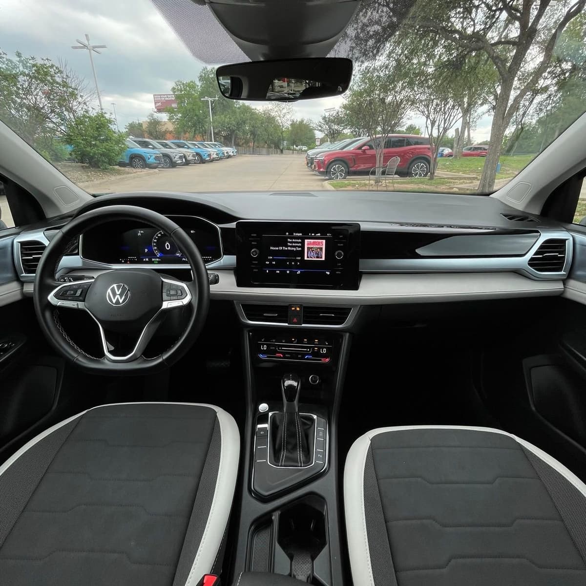 2025 Volkswagen Taos - Image 11