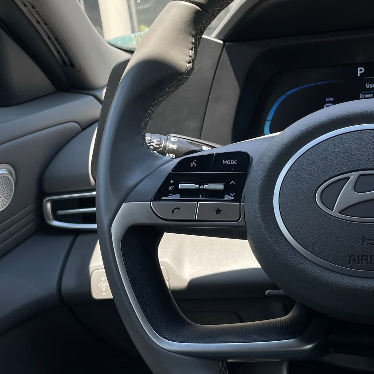 2025 Hyundai Elantra - Image 13