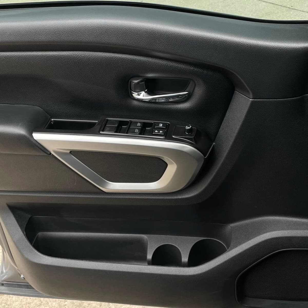 2024 Nissan Titan - Image 21