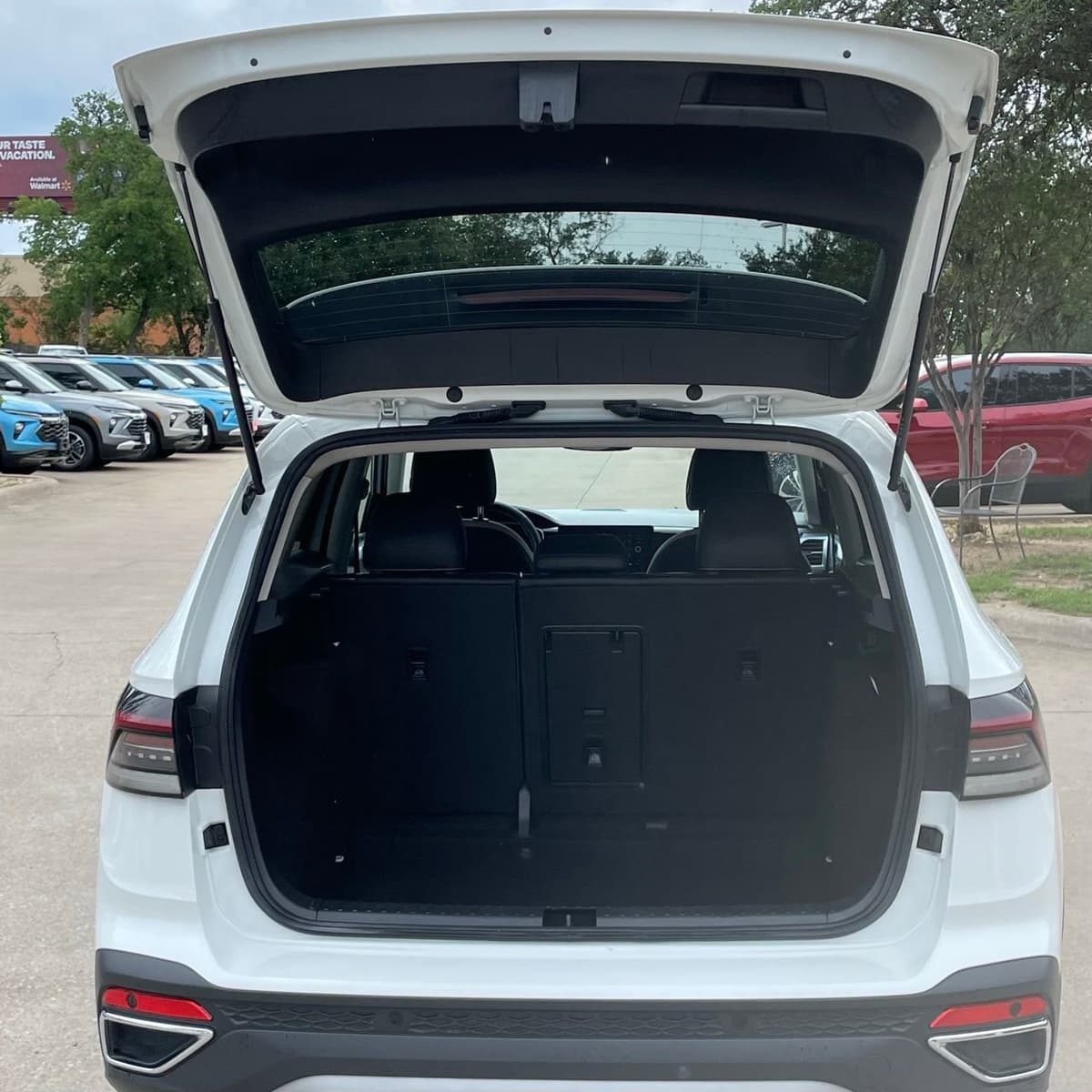 2025 Volkswagen Taos - Image 26
