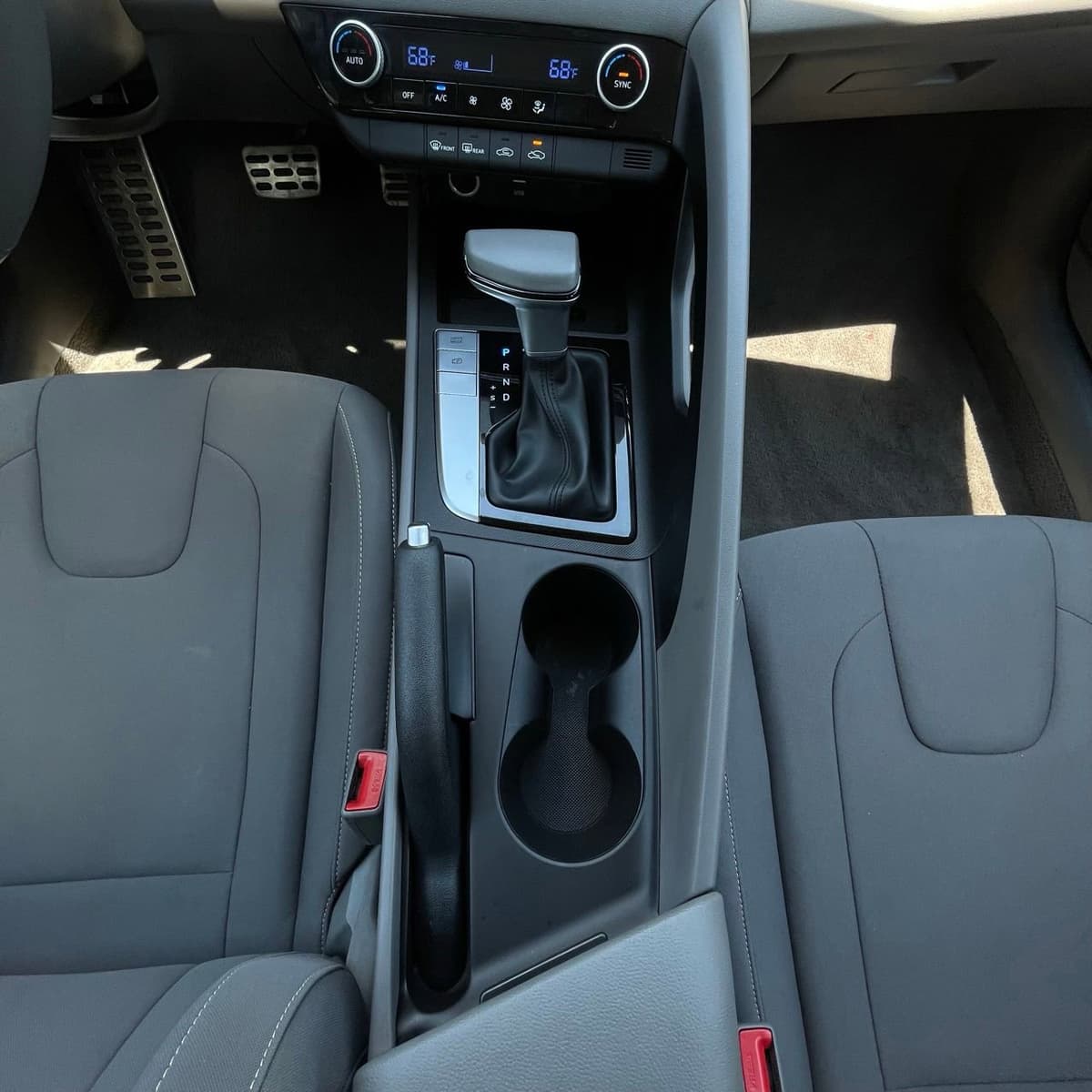 2025 Hyundai Elantra - Image 18