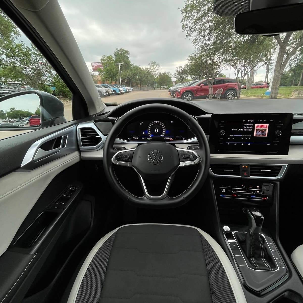 2025 Volkswagen Taos - Image 12