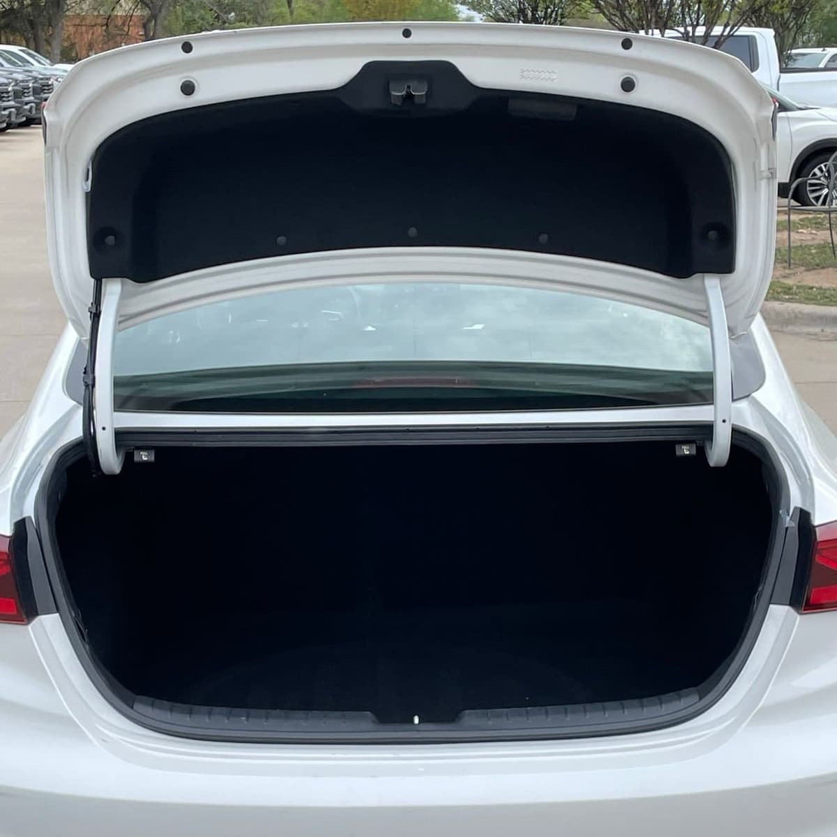 2024 Kia Forte - Image 24