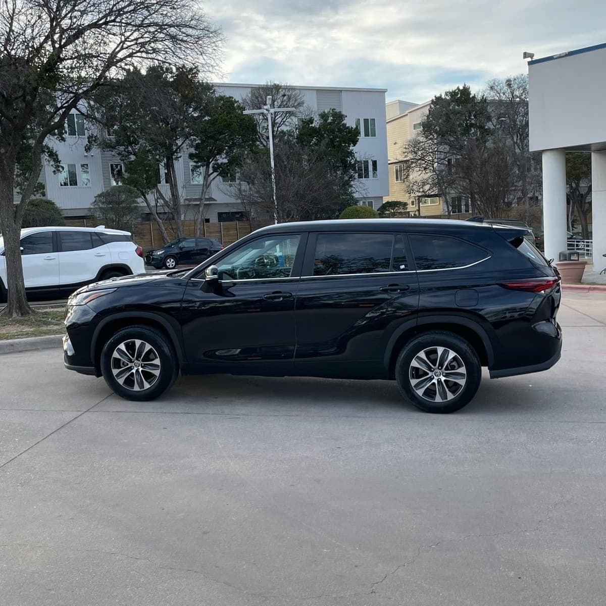 2024 Toyota Highlander - Image 3