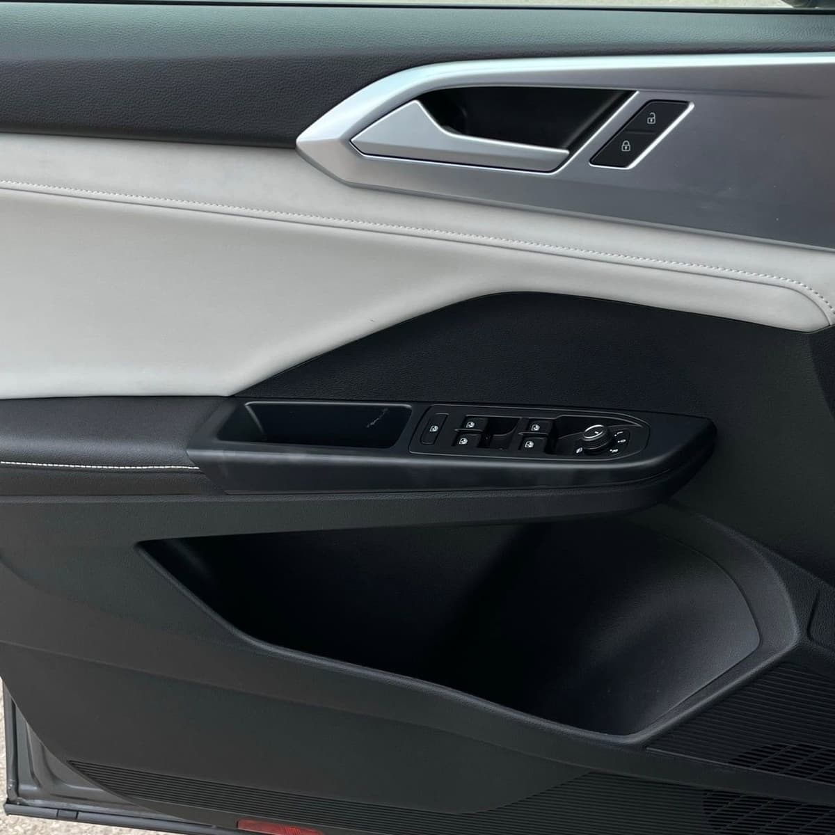 2025 Volkswagen Taos - Image 21