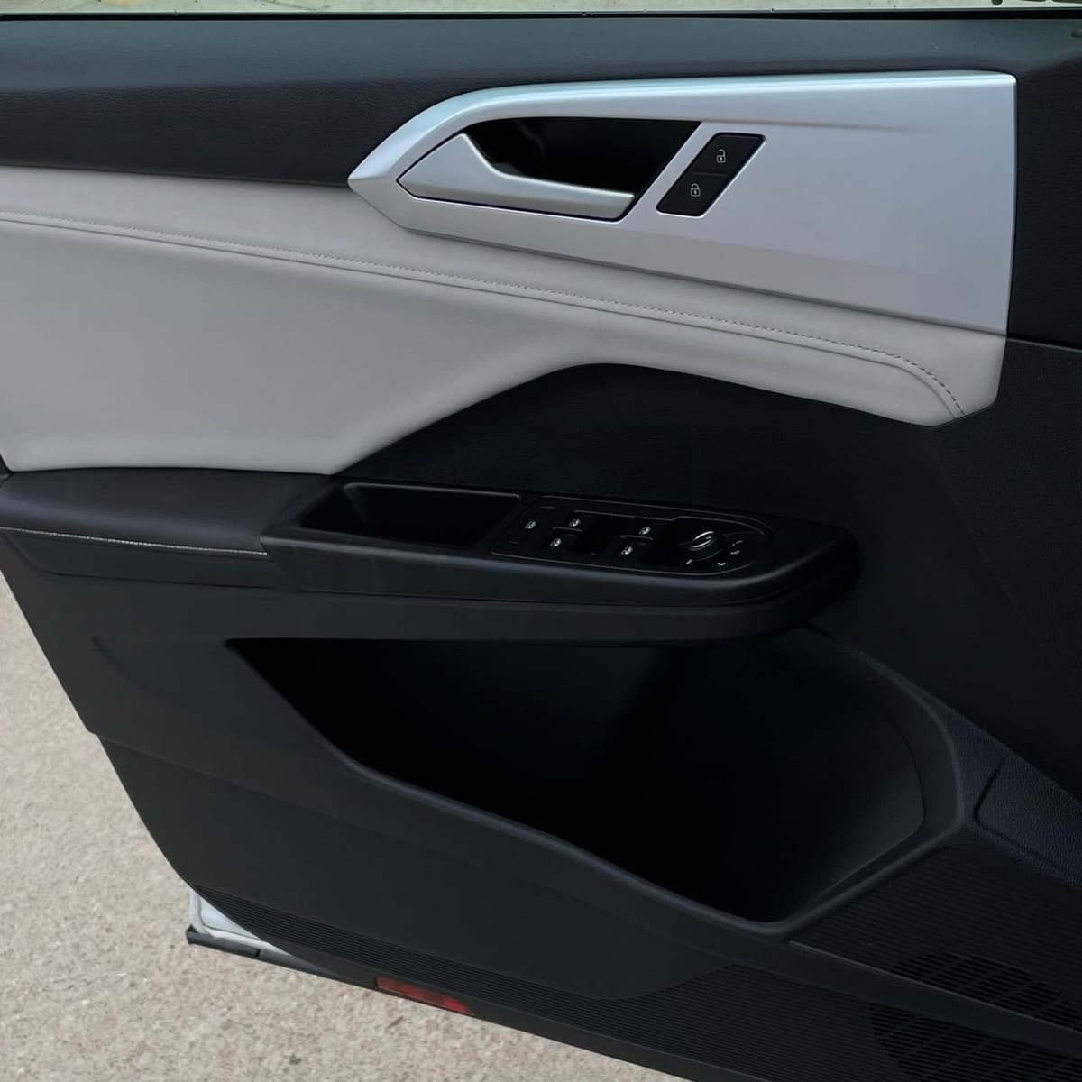 2025 Volkswagen Taos - Image 21