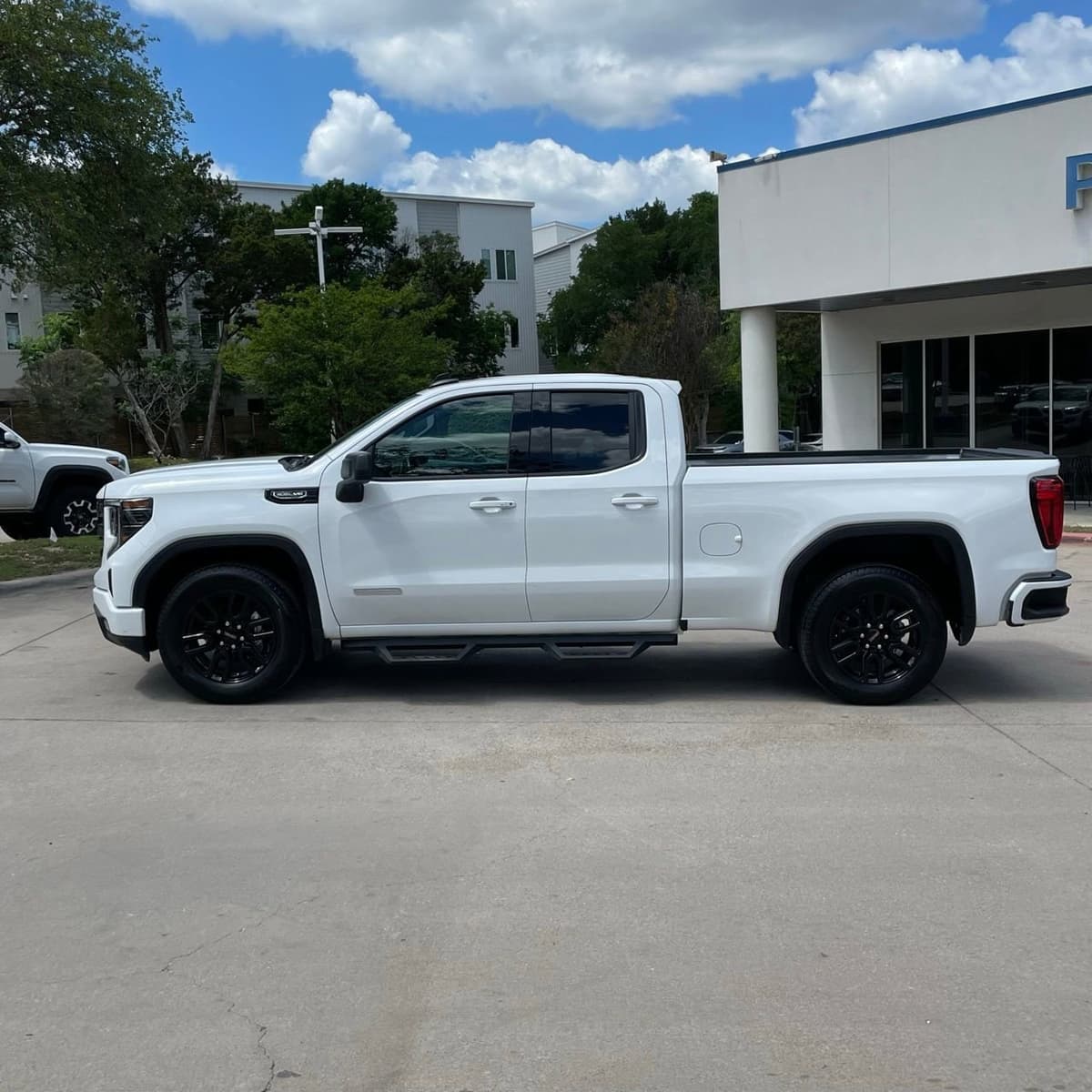 2025 GMC Sierra 1500 - Image 3