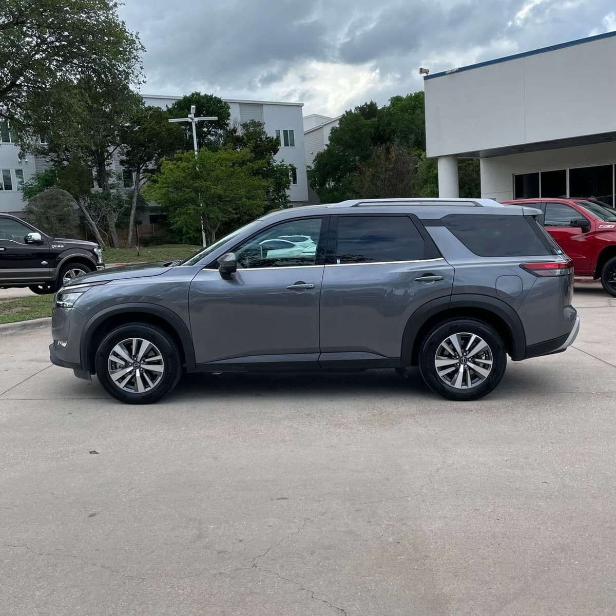 2025 Nissan Pathfinder - Image 3