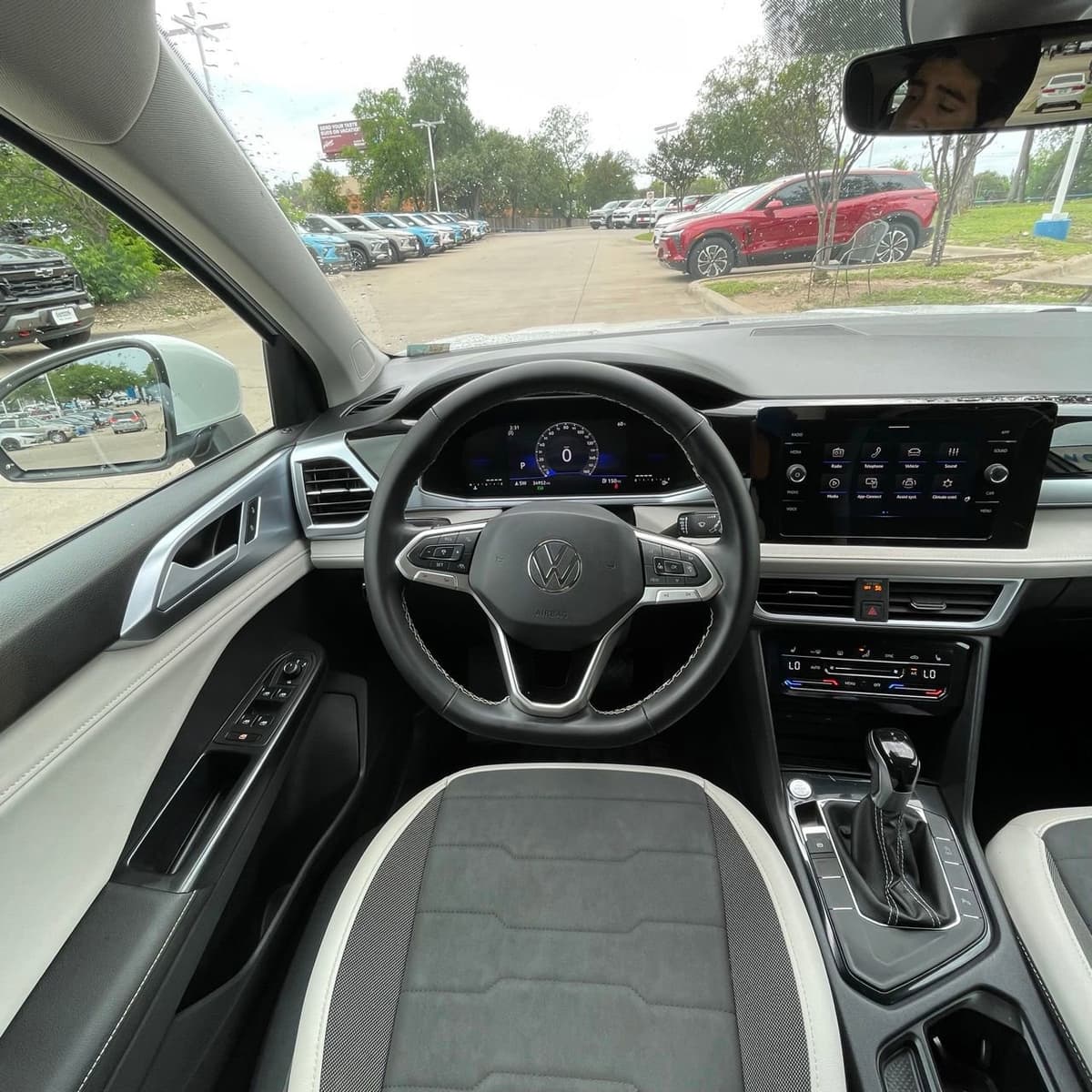 2025 Volkswagen Taos - Image 12