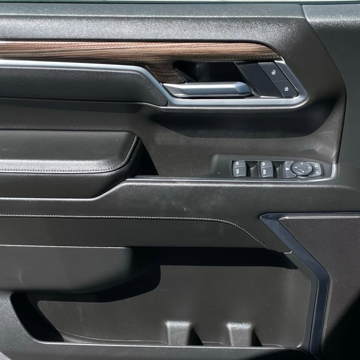 2025 Chevrolet Silverado 1500 - Image 21