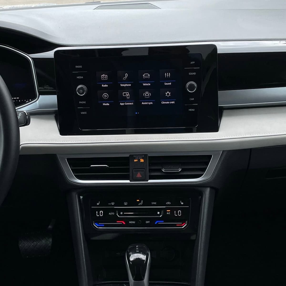 2025 Volkswagen Taos - Image 18