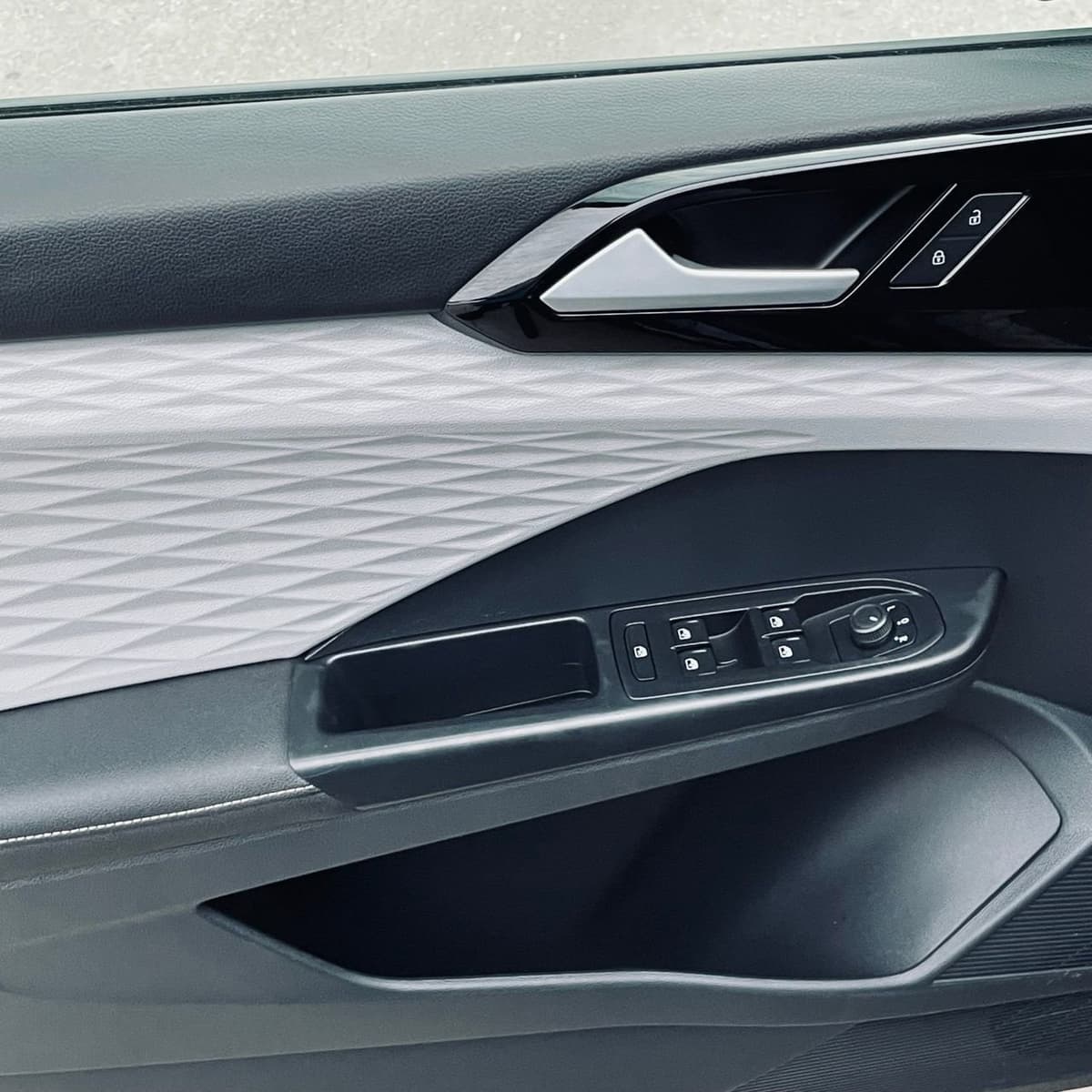 2024 Volkswagen Taos - Image 18