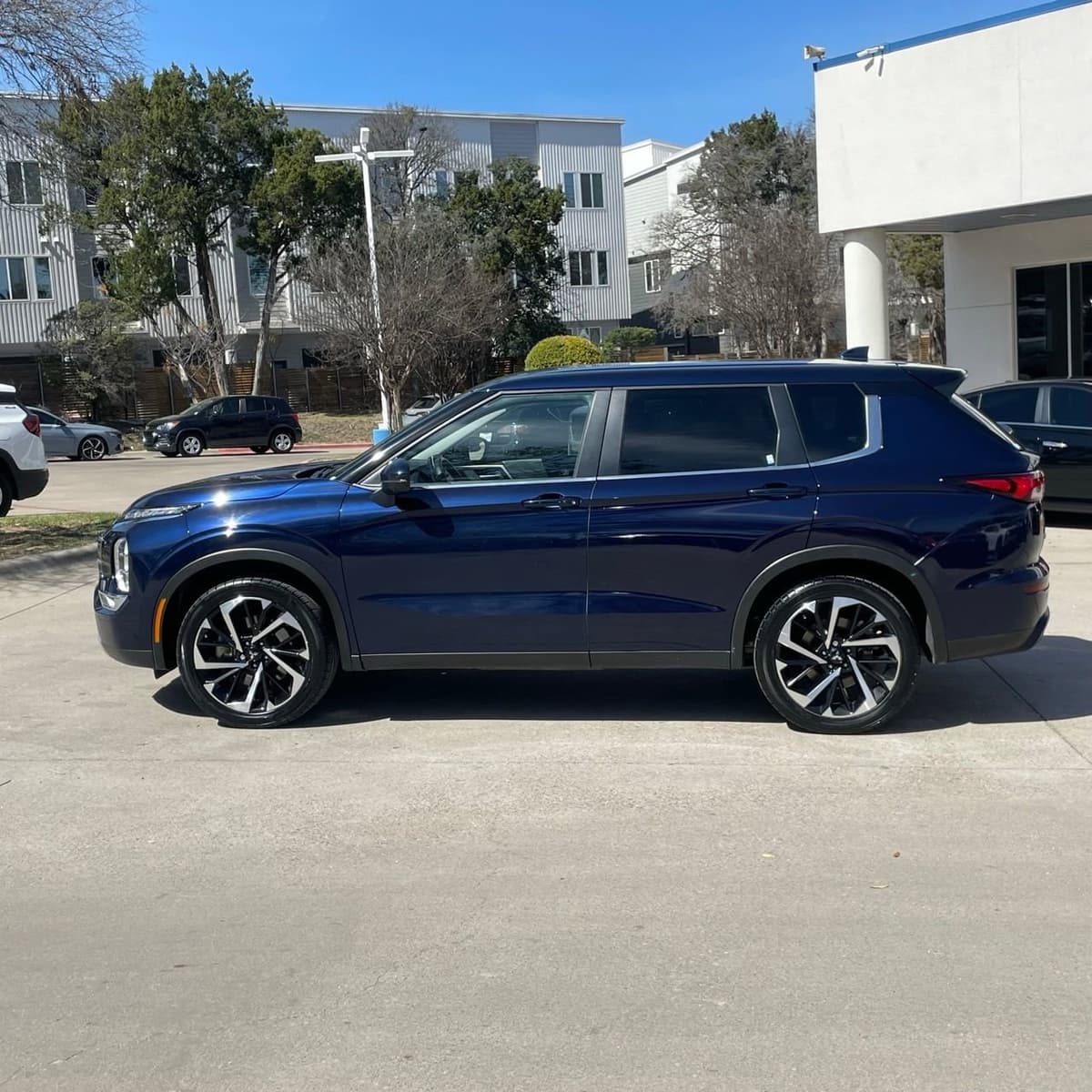 2024 Mitsubishi Outlander - Image 3