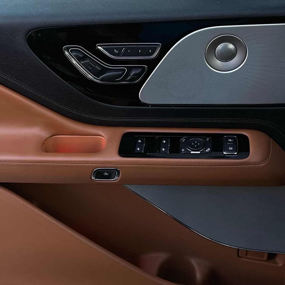 2020 Lincoln Aviator - Image 20