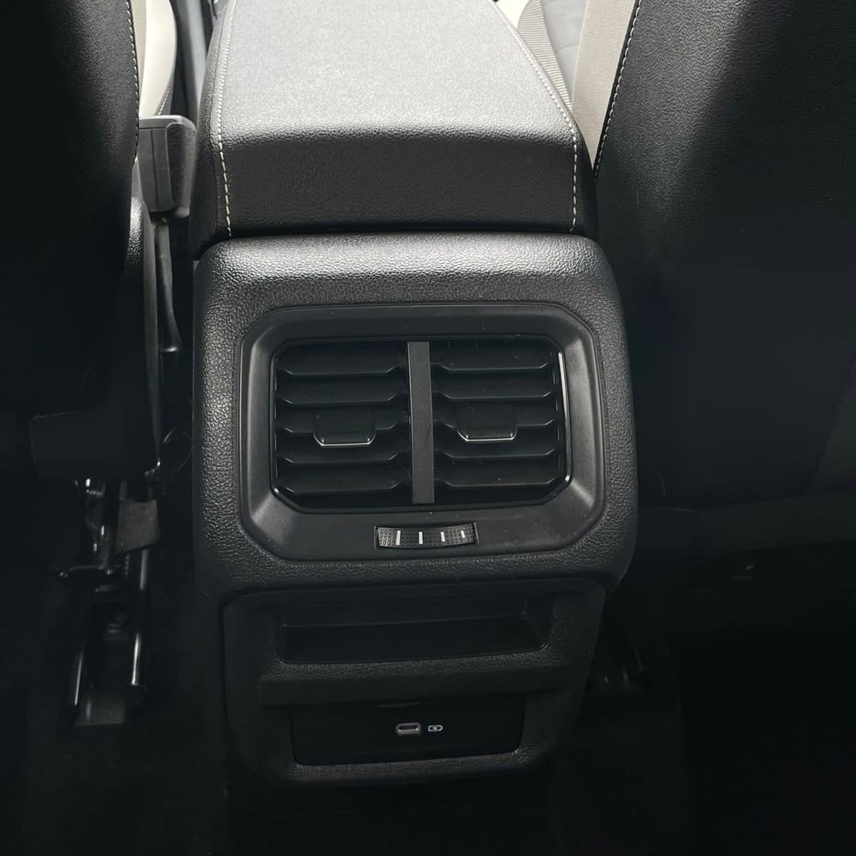 2025 Volkswagen Taos - Image 25