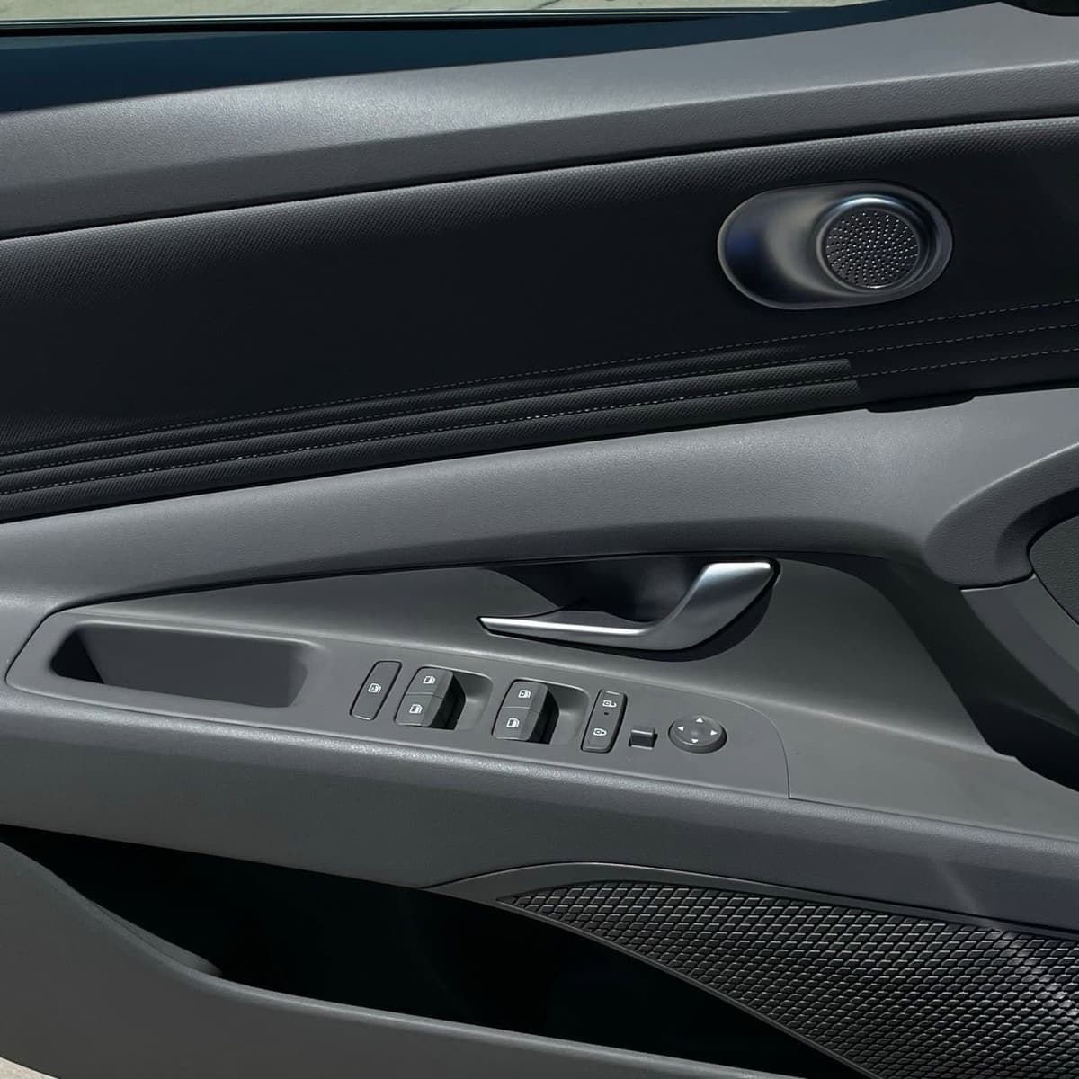 2025 Hyundai Elantra - Image 19