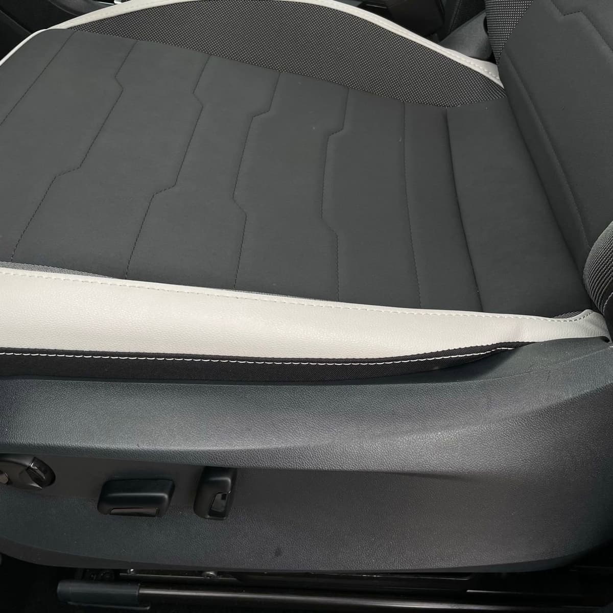2025 Volkswagen Taos - Image 23