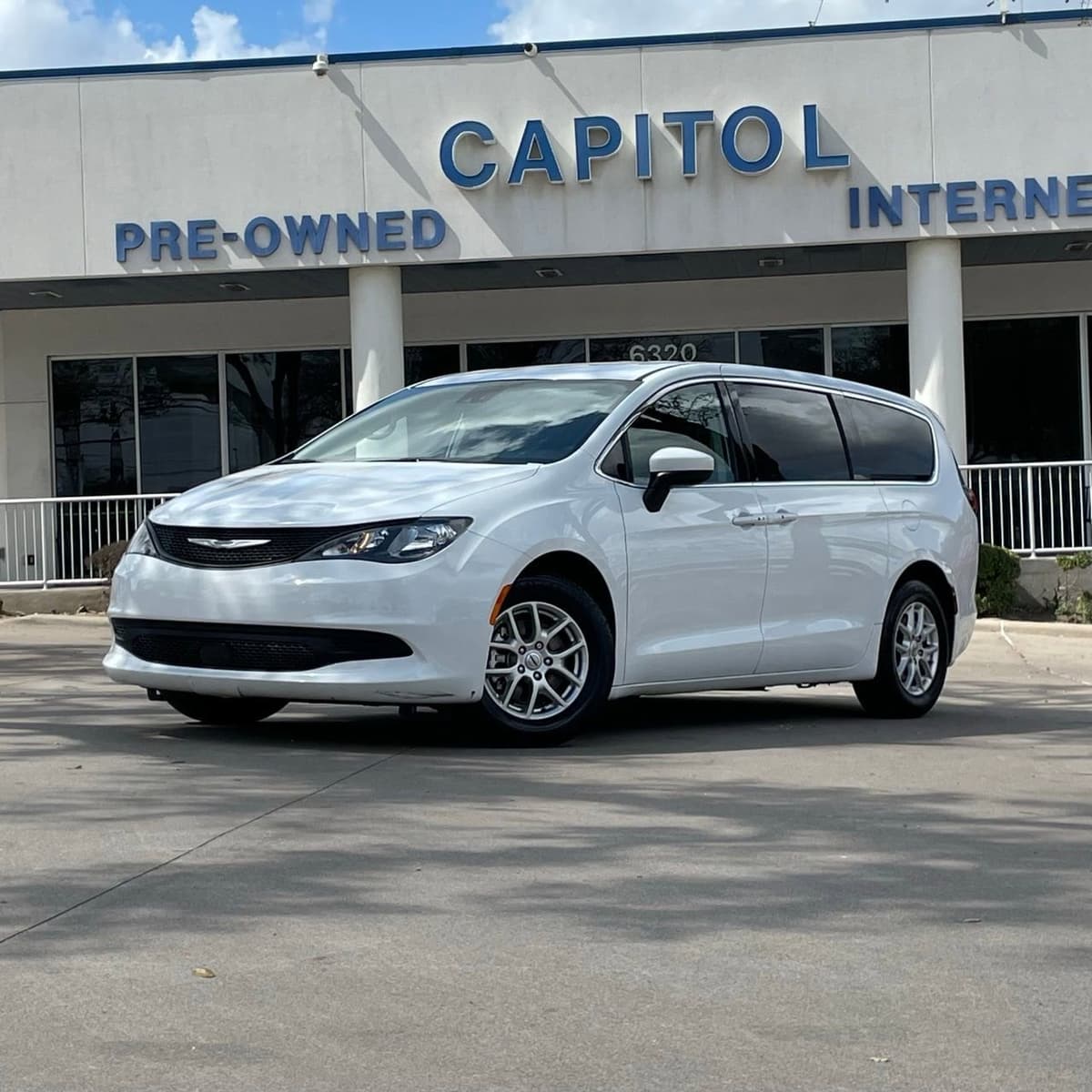 2023 Chrysler Voyager - Image 2