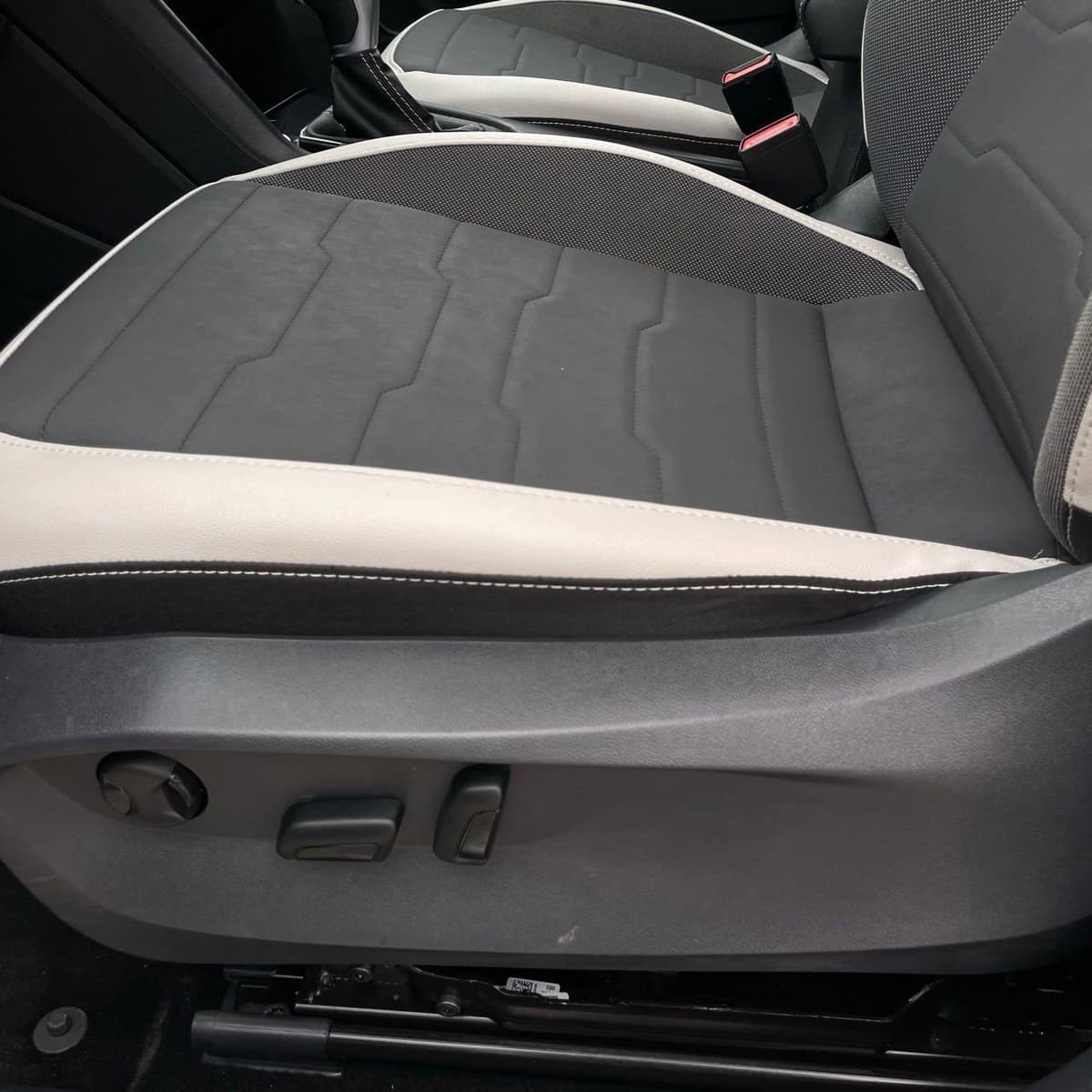 2025 Volkswagen Taos - Image 23