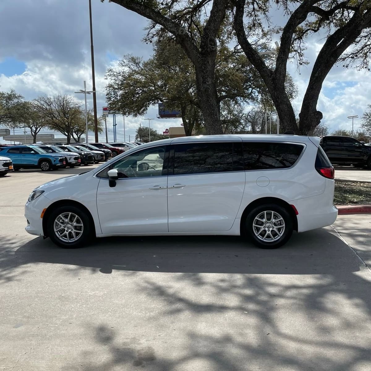 2023 Chrysler Voyager - Image 3