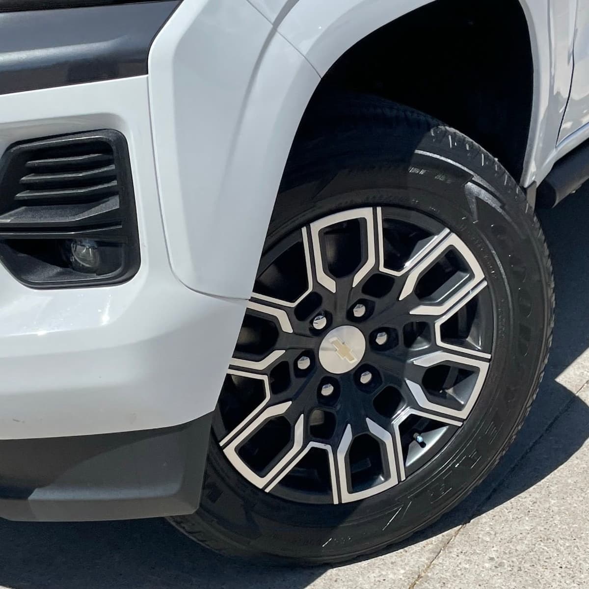 2023 Chevrolet Colorado - Image 9