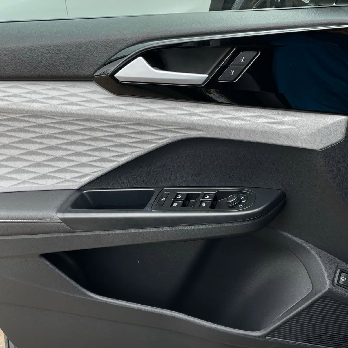 2024 Volkswagen Taos - Image 19