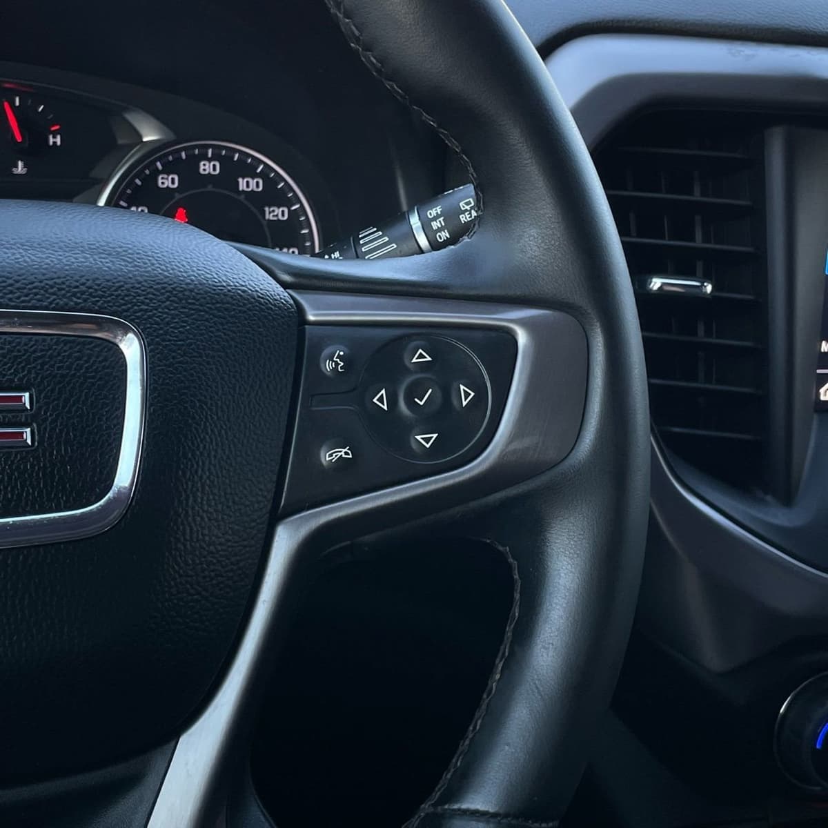 2023 GMC Acadia - Image 15