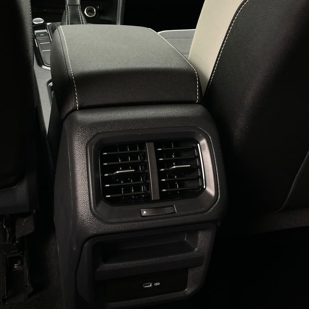2025 Volkswagen Taos - Image 25